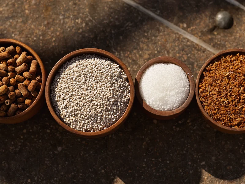 Substrate in Holzschalen: Blähton, Rindenmulch, Perlite und Kokosfaser